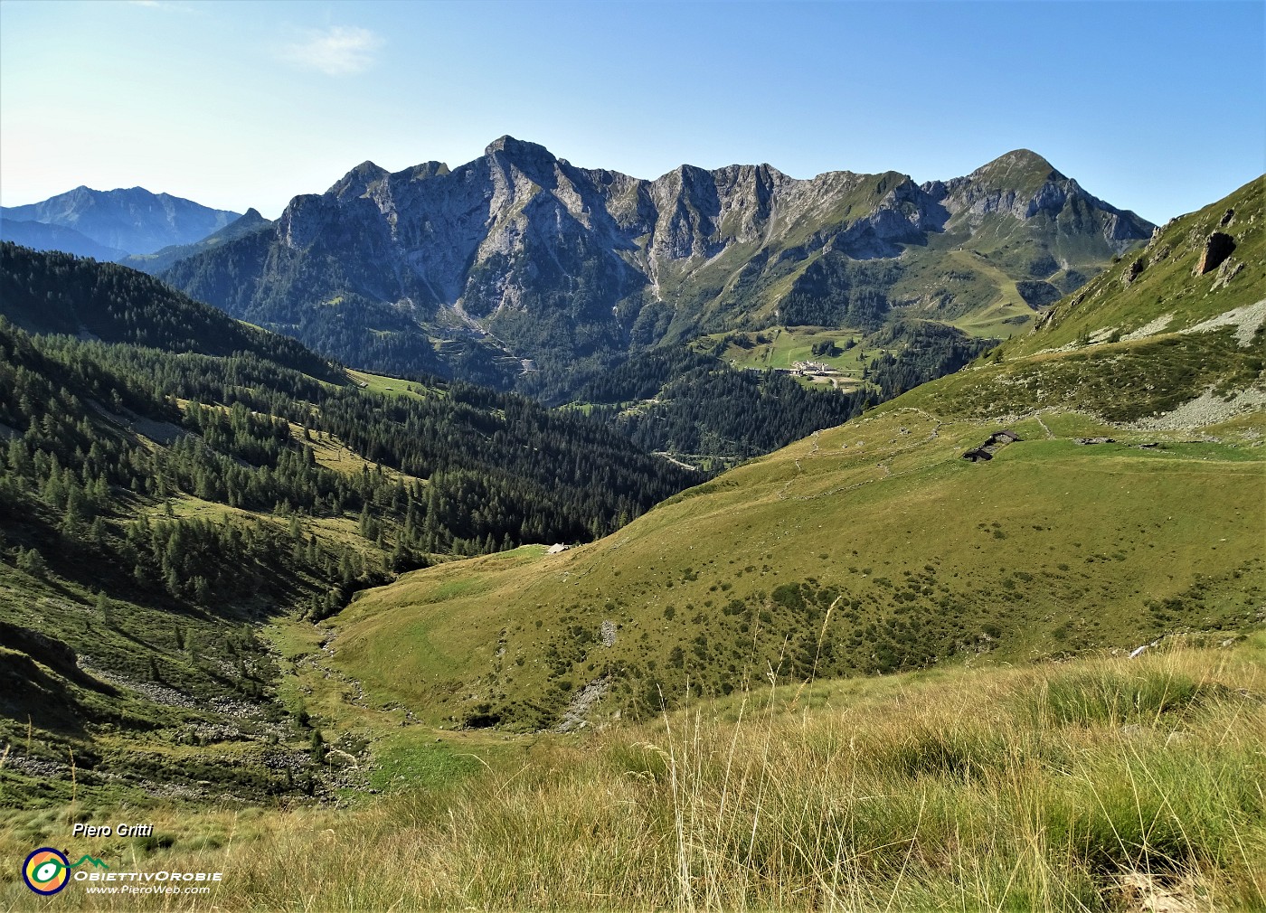 29 Bella vista verso la costiera dei monti della conca di S. Simone-Baita del Camoscio .JPG